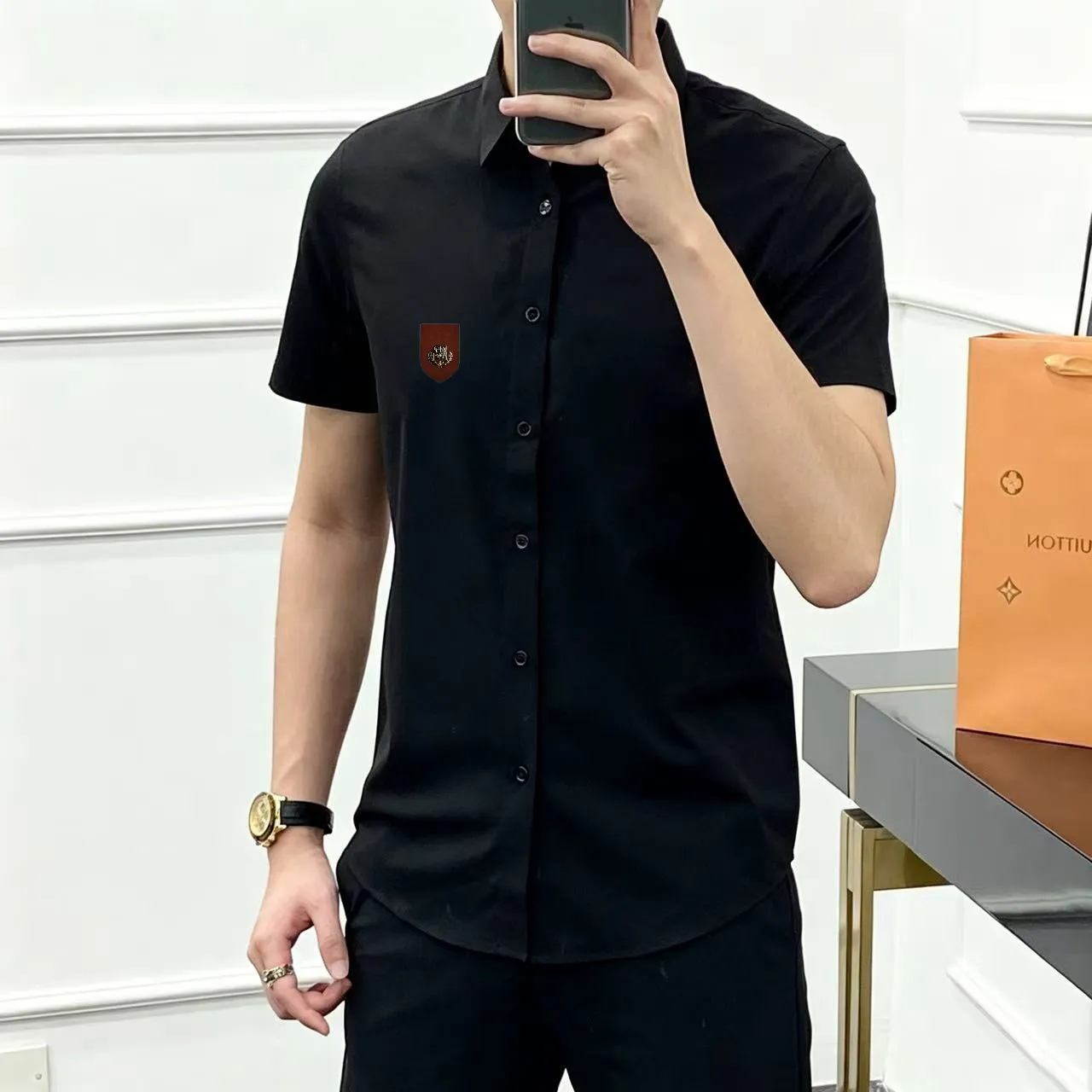 The latest series of short-sleeved shirts from LP's official website for spring and summer. They are made of high-quality premium European cotton fabrics, which are refreshing and breathable. They are quite wide and stylish, with exquisite stitching and three-dimensional shape. They always provide a very high wearing experience! The counter is slim-fitting and has an arc-shaped hem, giving you a relaxed and handsome look! Suitable for any occasion, it brings aura to any occasion, highly recommended👍 Normal Size: 39-44
